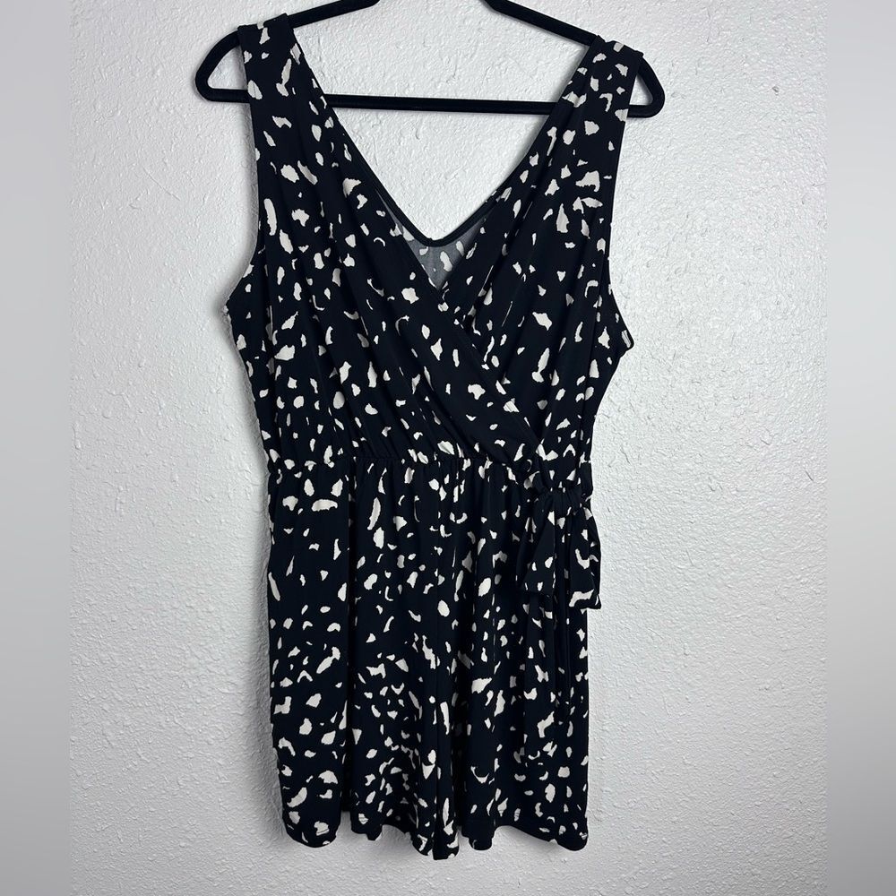 ⭐️GILLI Black and White Sleeveless Romper Size LP
